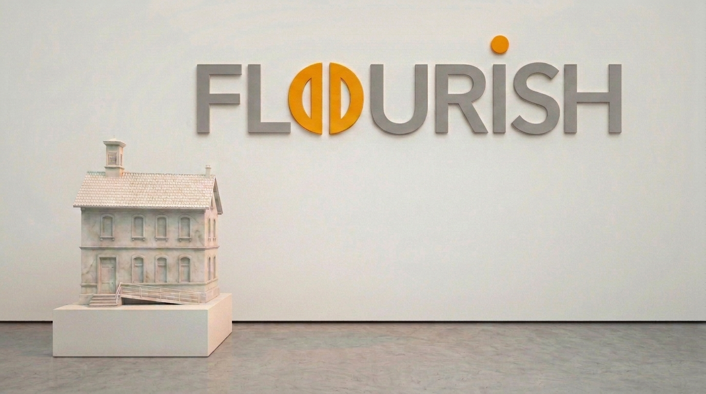 Weiße Marmorskulptur in einer hellen Galerie neben der FLOURISH Wortmarke